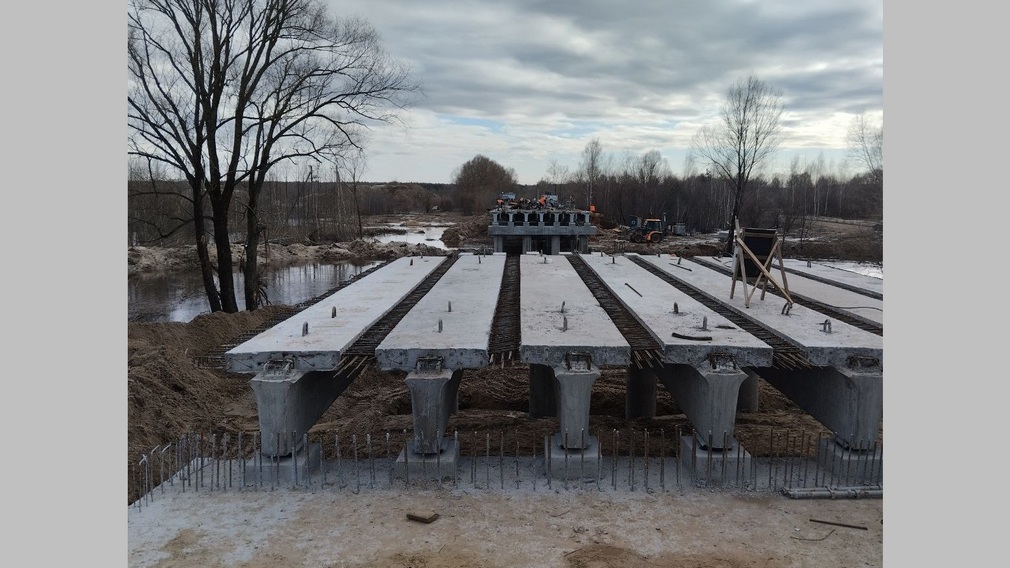 В Клинцовском районе продолжается капитальный ремонт моста через реку Унеча